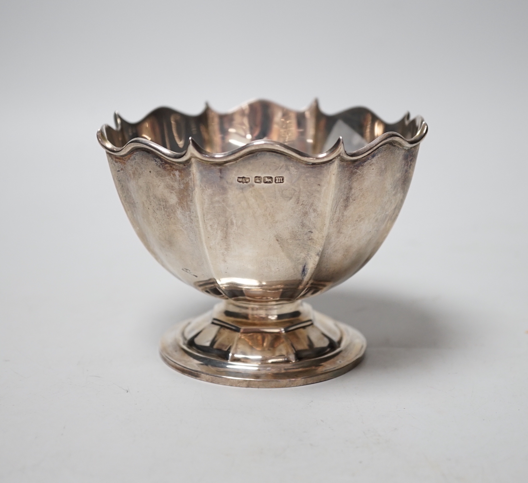 A small Mappin & Webb pedestal bowl, Sheffield, 1904, diameter 11.7cm, 112 grams.